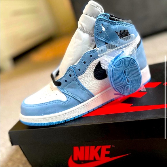 Air Jordan 1 Retro High OG “university blue”